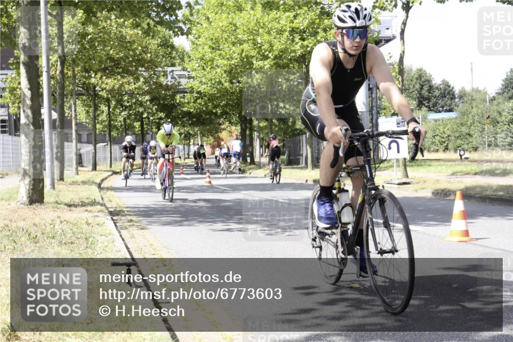 11.08.2024 - GEWOBA Citytriathlon Bremen H.Heesch http://msf.ph/oto/6773603 11.08.2024 13:27:07 Radfahren 208, 209, 300, 426, 428, 460, 492, 538, 585 meine-sportfotos.de