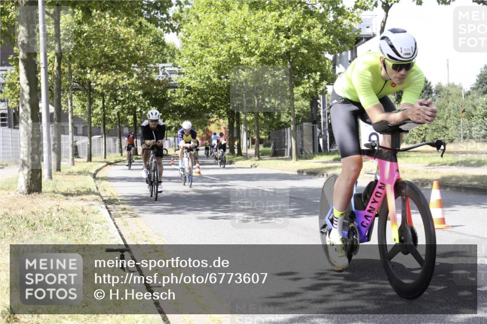 11.08.2024 - GEWOBA Citytriathlon Bremen H.Heesch http://msf.ph/oto/6773607 11.08.2024 13:27:08 Radfahren 208, 209, 300, 426, 428, 460, 492, 538, 585 meine-sportfotos.de