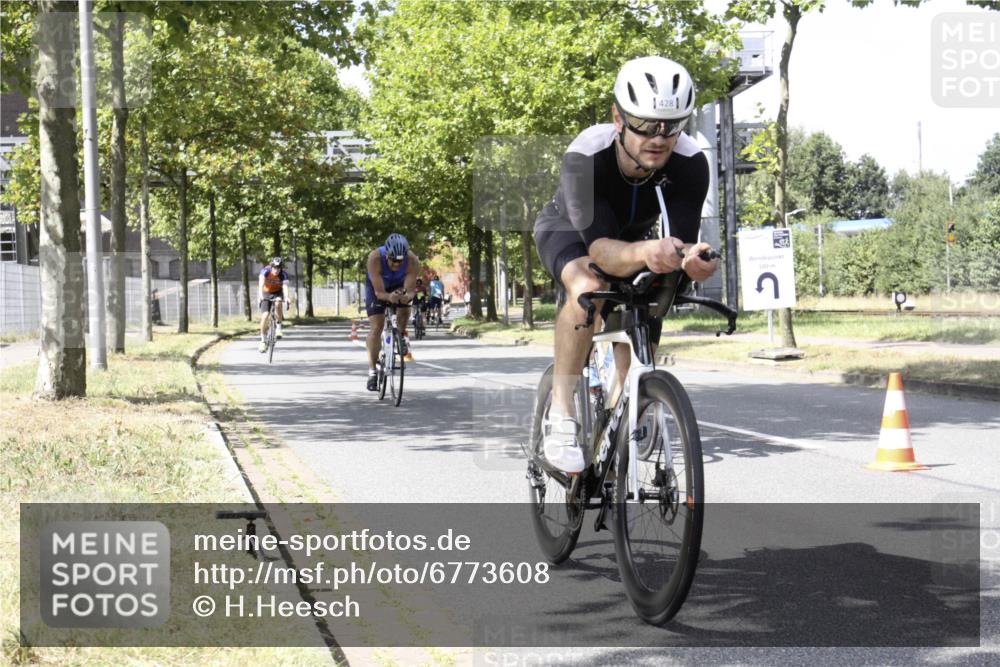 11.08.2024 - GEWOBA Citytriathlon Bremen H.Heesch http://msf.ph/oto/6773608 11.08.2024 13:27:09 Radfahren 208, 209, 300, 426, 428, 460, 492, 538 meine-sportfotos.de