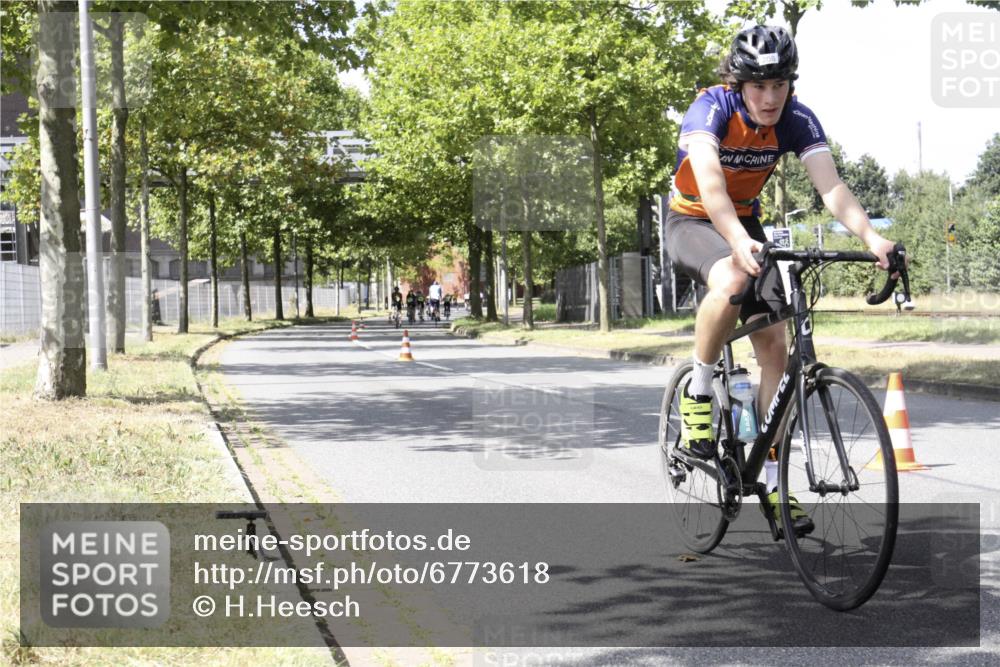 11.08.2024 - GEWOBA Citytriathlon Bremen H.Heesch http://msf.ph/oto/6773618 11.08.2024 13:27:11 Radfahren 208, 209, 300, 317, 426, 428, 460, 492, 538 meine-sportfotos.de