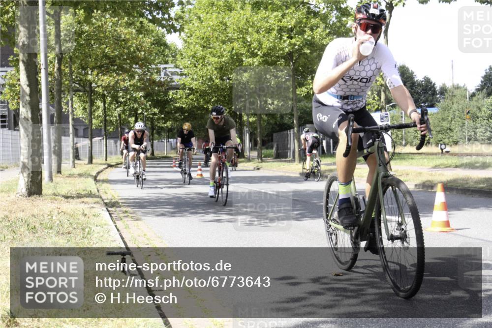 11.08.2024 - GEWOBA Citytriathlon Bremen H.Heesch http://msf.ph/oto/6773643 11.08.2024 13:27:53 Radfahren 264, 280, 287, 288, 304, 315, 336, 549, 727 meine-sportfotos.de