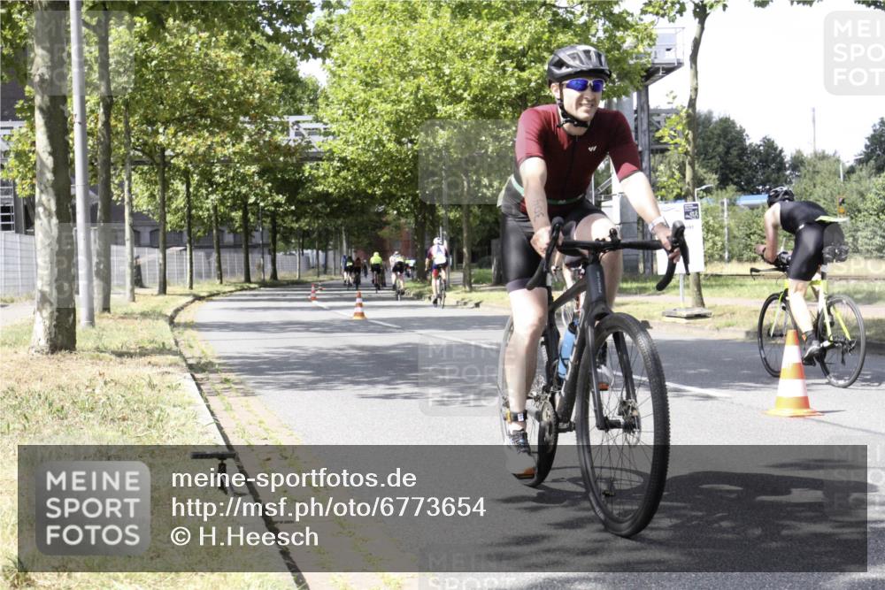 11.08.2024 - GEWOBA Citytriathlon Bremen H.Heesch http://msf.ph/oto/6773654 11.08.2024 13:27:55 Radfahren 264, 280, 287, 288, 297, 304, 315, 336, 549, 727 meine-sportfotos.de