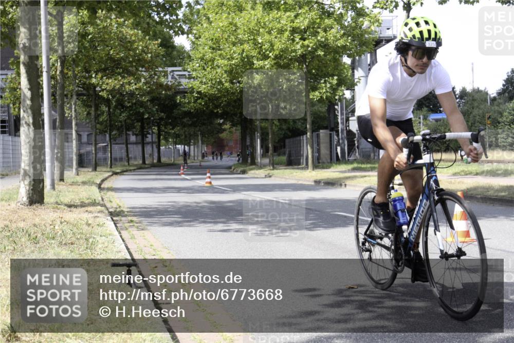 11.08.2024 - GEWOBA Citytriathlon Bremen H.Heesch http://msf.ph/oto/6773668 11.08.2024 13:28:14 Radfahren 201, 297, 325, 727 meine-sportfotos.de