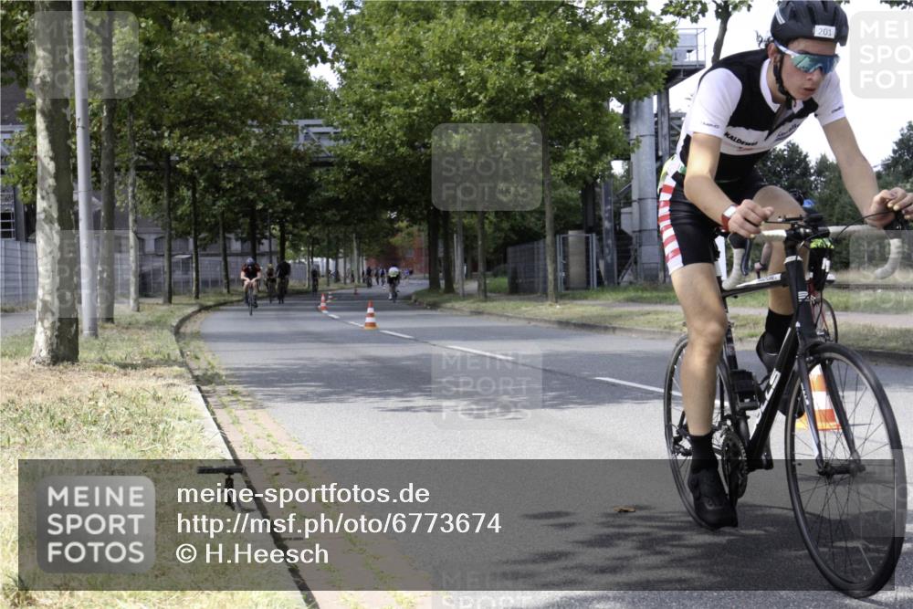 11.08.2024 - GEWOBA Citytriathlon Bremen H.Heesch http://msf.ph/oto/6773674 11.08.2024 13:28:23 Radfahren 201, 232, 285, 308, 311, 325, 534, 542 meine-sportfotos.de