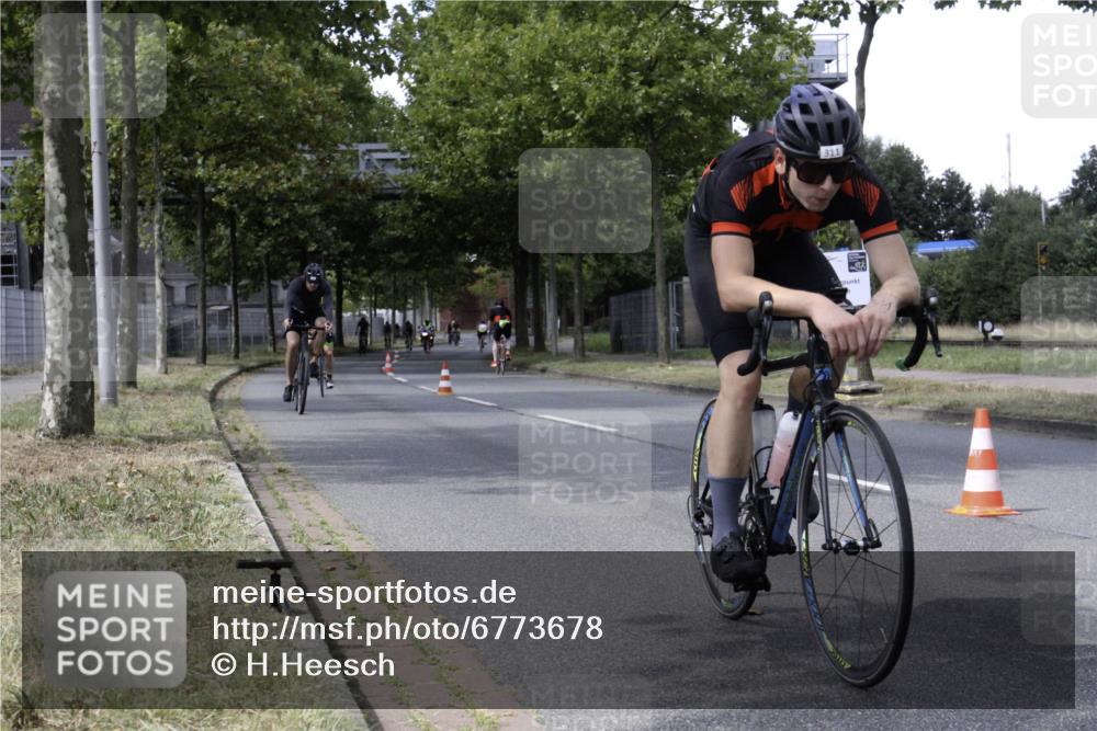 11.08.2024 - GEWOBA Citytriathlon Bremen H.Heesch http://msf.ph/oto/6773678 11.08.2024 13:28:26 Radfahren 201, 232, 285, 308, 311, 325, 326, 390, 510, 534, 542 meine-sportfotos.de