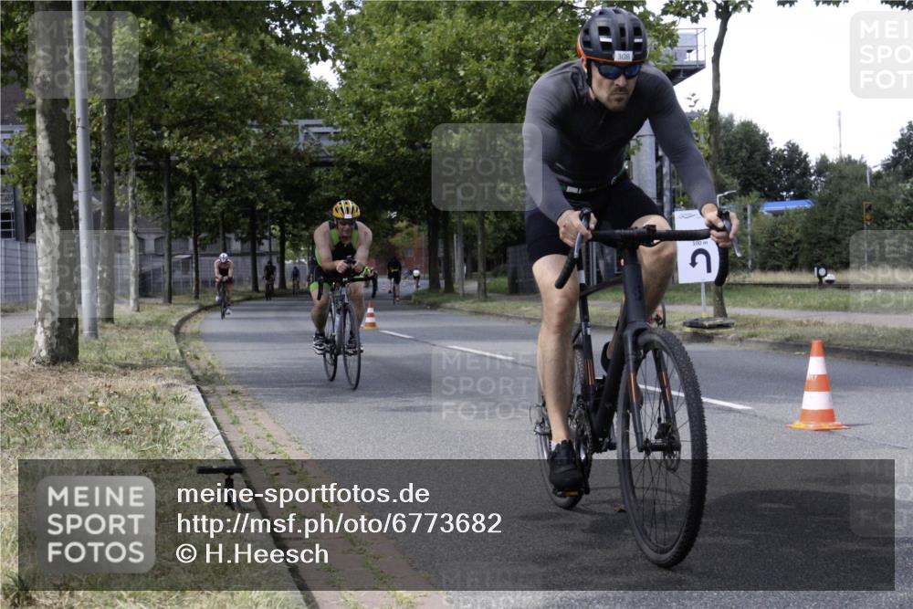 11.08.2024 - GEWOBA Citytriathlon Bremen H.Heesch http://msf.ph/oto/6773682 11.08.2024 13:28:27 Radfahren 201, 232, 285, 308, 311, 325, 326, 381, 390, 510, 534, 542 meine-sportfotos.de