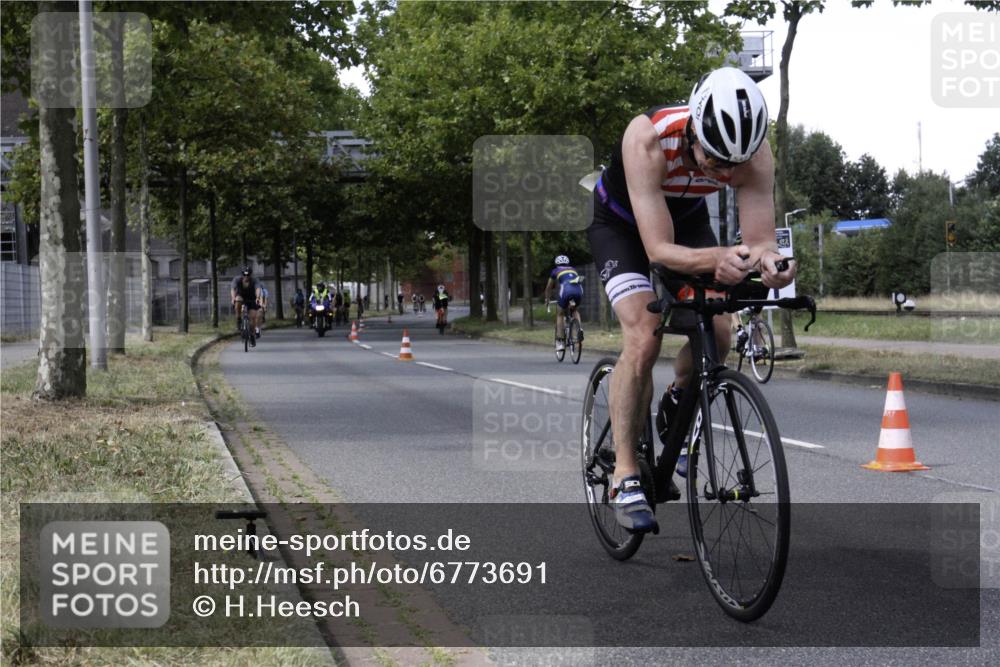 11.08.2024 - GEWOBA Citytriathlon Bremen H.Heesch http://msf.ph/oto/6773691 11.08.2024 13:28:30 Radfahren 201, 206, 232, 285, 308, 311, 326, 381, 390, 435, 456, 510, 534, 542 meine-sportfotos.de