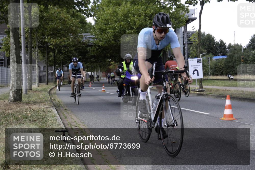 11.08.2024 - GEWOBA Citytriathlon Bremen H.Heesch http://msf.ph/oto/6773699 11.08.2024 13:28:34 Radfahren 201, 206, 232, 285, 308, 311, 326, 372, 381, 390, 434, 435, 456, 474, 510, 534, 542 meine-sportfotos.de