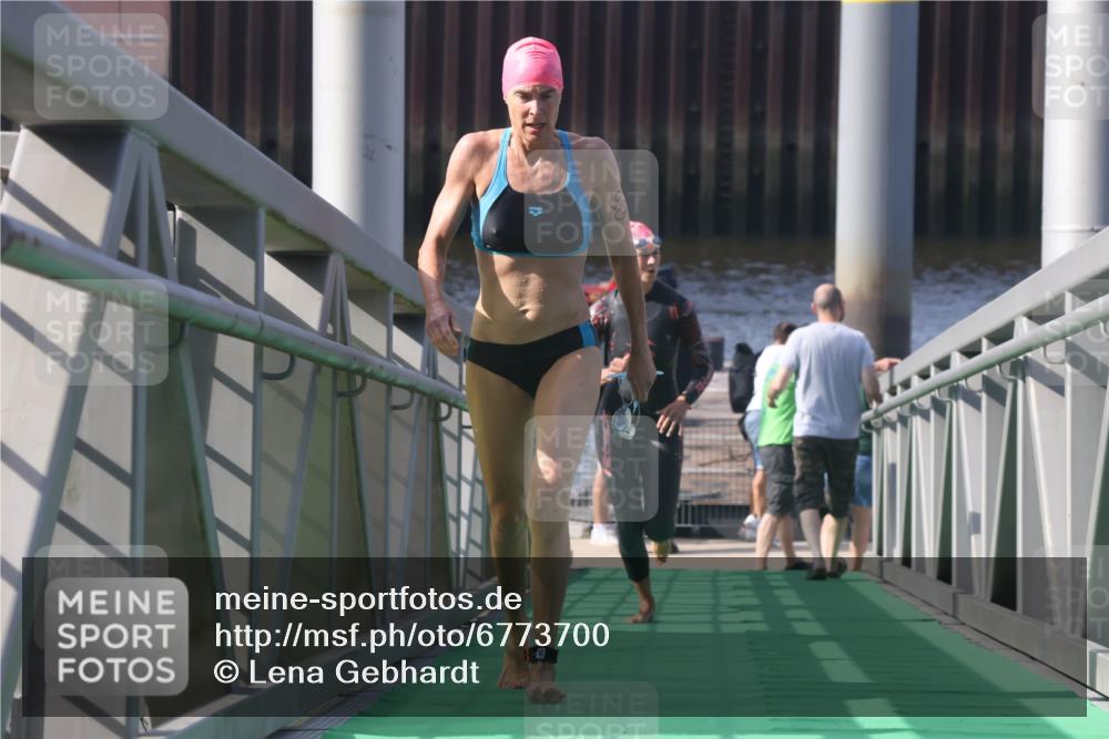 11.08.2024 - GEWOBA Citytriathlon Bremen Lena Gebhardt http://msf.ph/oto/6773700 11.08.2024 10:08:59 Schwimmen 92 meine-sportfotos.de
