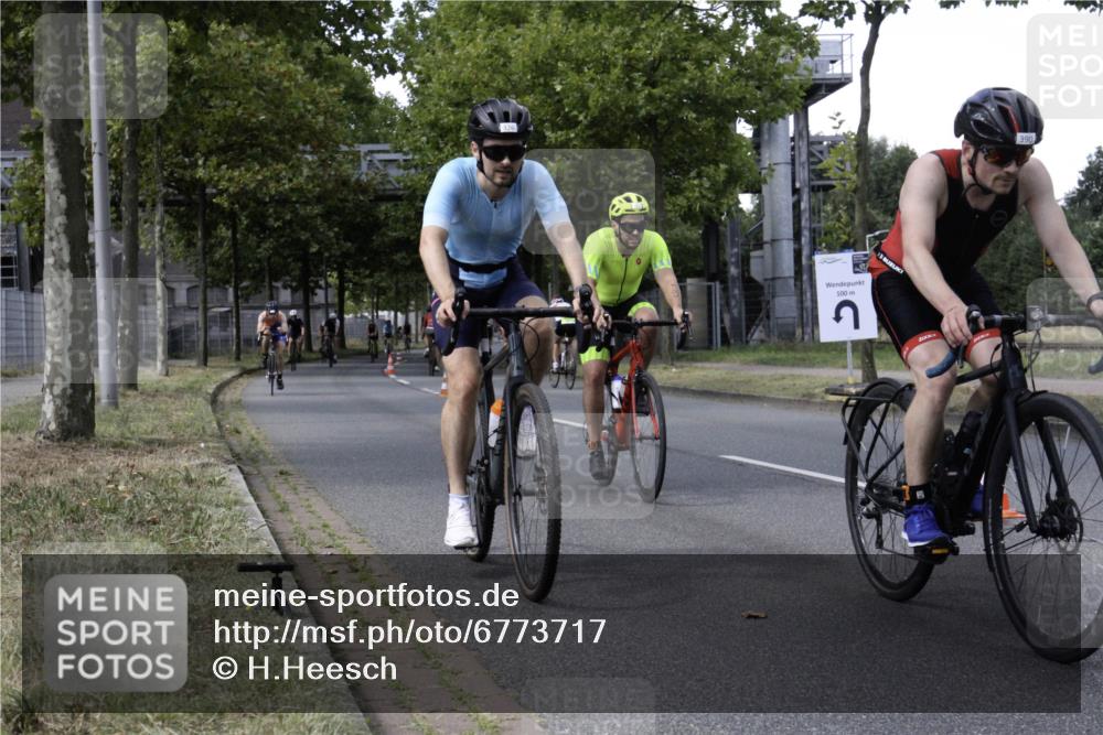 11.08.2024 - GEWOBA Citytriathlon Bremen H.Heesch http://msf.ph/oto/6773717 11.08.2024 13:28:36 Radfahren 206, 232, 285, 298, 308, 311, 326, 372, 379, 381, 390, 434, 435, 456, 474, 510, 534, 542 meine-sportfotos.de