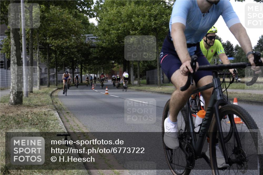11.08.2024 - GEWOBA Citytriathlon Bremen H.Heesch http://msf.ph/oto/6773722 11.08.2024 13:28:37 Radfahren 206, 232, 285, 291, 298, 308, 311, 326, 372, 379, 381, 390, 434, 435, 456, 474, 510, 534, 542 meine-sportfotos.de
