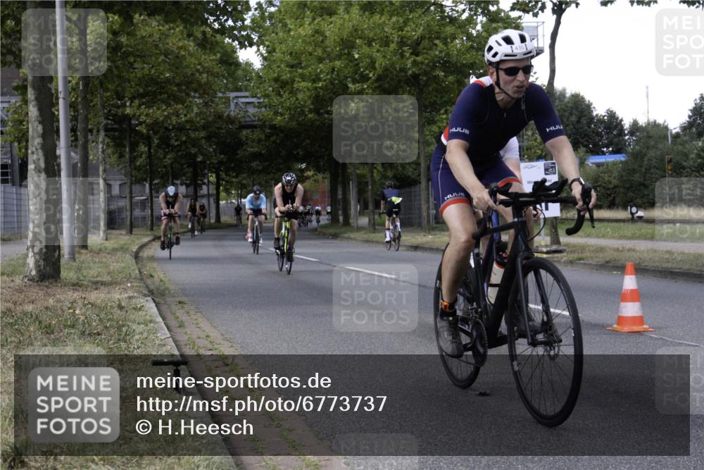 11.08.2024 - GEWOBA Citytriathlon Bremen H.Heesch http://msf.ph/oto/6773737 11.08.2024 13:28:40 Radfahren 206, 232, 285, 291, 298, 308, 311, 326, 338, 372, 379, 381, 390, 434, 435, 456, 459, 474, 510, 534, 542 meine-sportfotos.de