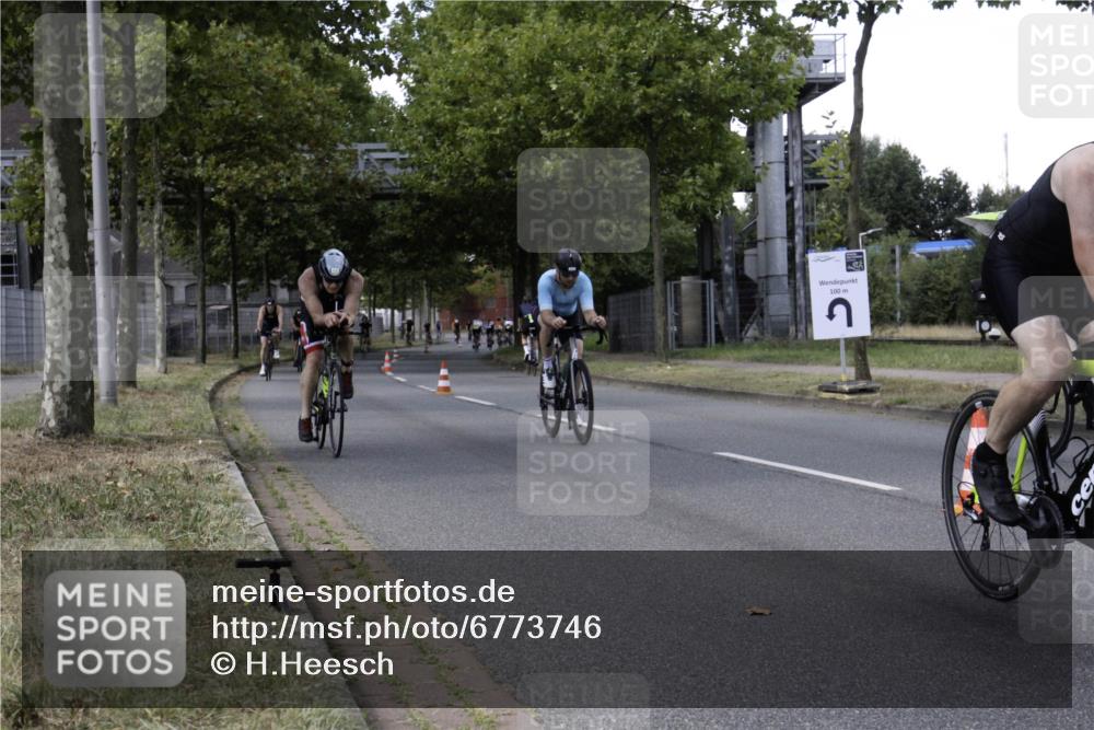 11.08.2024 - GEWOBA Citytriathlon Bremen H.Heesch http://msf.ph/oto/6773746 11.08.2024 13:28:42 Radfahren 206, 232, 234, 278, 285, 291, 298, 308, 326, 338, 372, 379, 381, 390, 434, 435, 456, 459, 474, 510, 542 meine-sportfotos.de