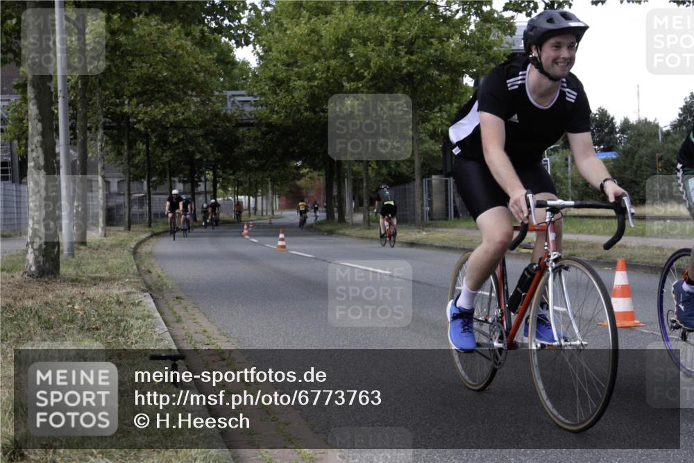 11.08.2024 - GEWOBA Citytriathlon Bremen H.Heesch http://msf.ph/oto/6773763 11.08.2024 13:28:48 Radfahren 205, 206, 234, 278, 291, 298, 326, 338, 372, 379, 381, 390, 434, 435, 456, 459, 474, 510 meine-sportfotos.de