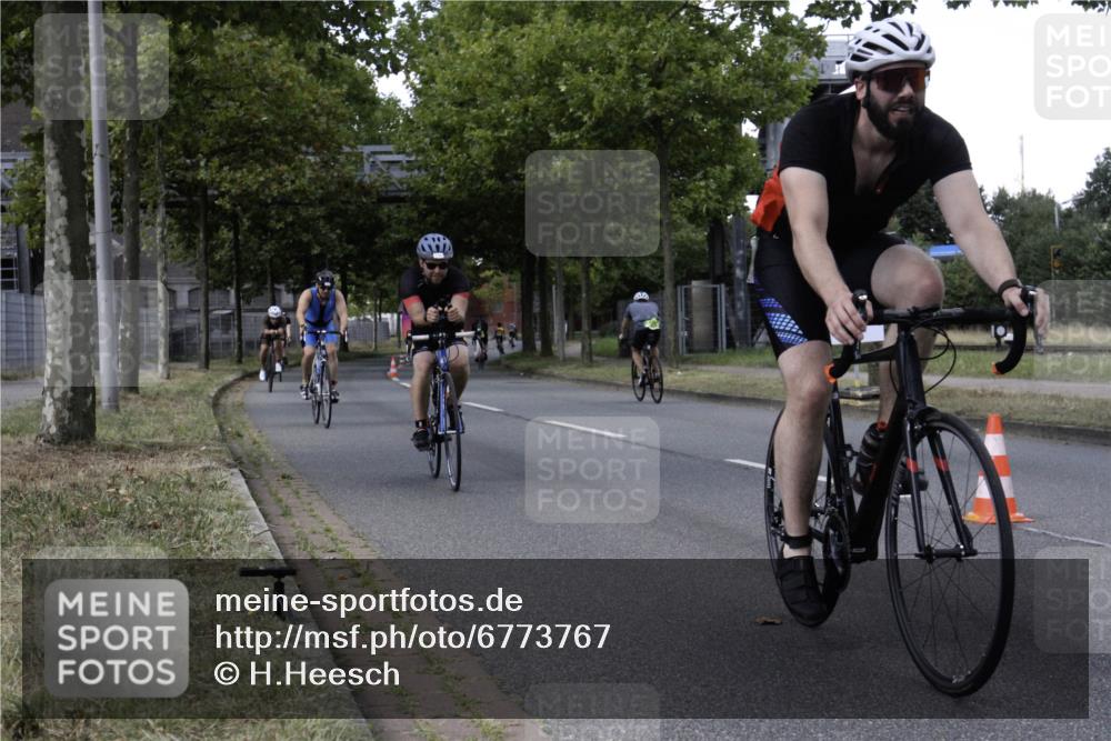 11.08.2024 - GEWOBA Citytriathlon Bremen H.Heesch http://msf.ph/oto/6773767 11.08.2024 13:28:51 Radfahren 205, 206, 234, 278, 291, 298, 338, 372, 379, 381, 390, 434, 435, 456, 459, 474 meine-sportfotos.de