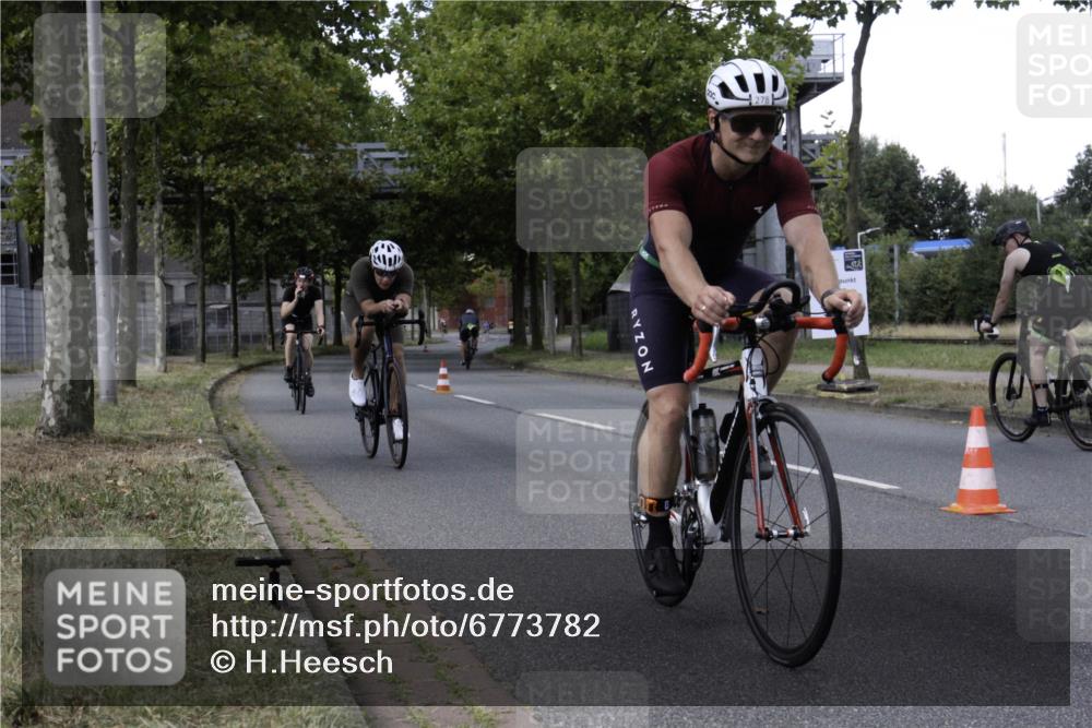11.08.2024 - GEWOBA Citytriathlon Bremen H.Heesch http://msf.ph/oto/6773782 11.08.2024 13:28:54 Radfahren 205, 234, 278, 291, 298, 338, 372, 379, 434, 435, 456, 459, 474 meine-sportfotos.de