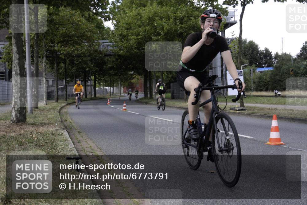 11.08.2024 - GEWOBA Citytriathlon Bremen H.Heesch http://msf.ph/oto/6773791 11.08.2024 13:28:55 Radfahren 205, 234, 278, 291, 298, 338, 372, 379, 434, 456, 459, 474 meine-sportfotos.de