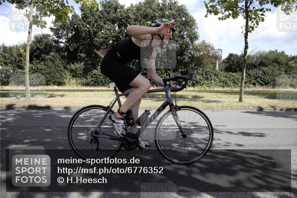 11.08.2024 - GEWOBA Citytriathlon Bremen H.Heesch http://msf.ph/oto/6776352 11.08.2024 12:05:59 Radfahren 703, 752, 860, 870, 928 meine-sportfotos.de