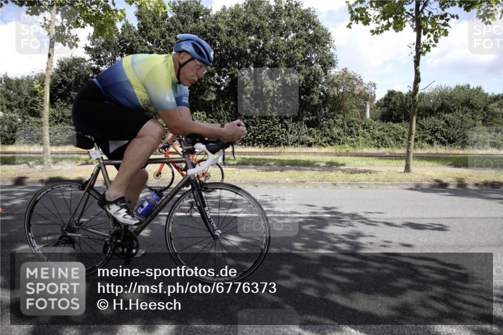 11.08.2024 - GEWOBA Citytriathlon Bremen H.Heesch http://msf.ph/oto/6776373 11.08.2024 12:06:32 Radfahren 924, 934, 978, 1025 meine-sportfotos.de