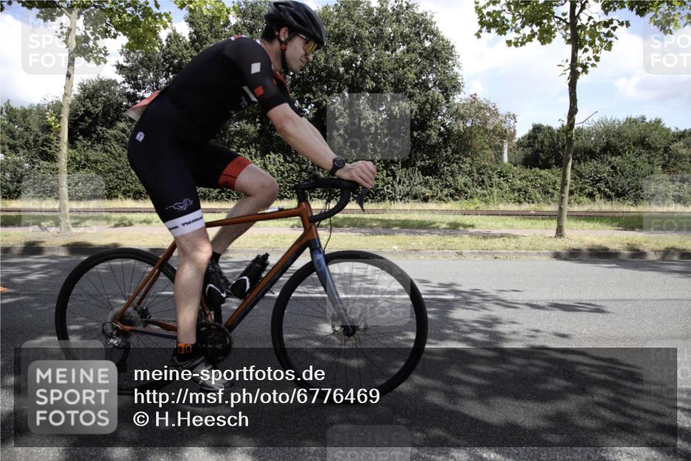 11.08.2024 - GEWOBA Citytriathlon Bremen H.Heesch http://msf.ph/oto/6776469 11.08.2024 12:08:16 Radfahren 748, 762, 803, 832, 881, 894, 949, 979, 1021 meine-sportfotos.de