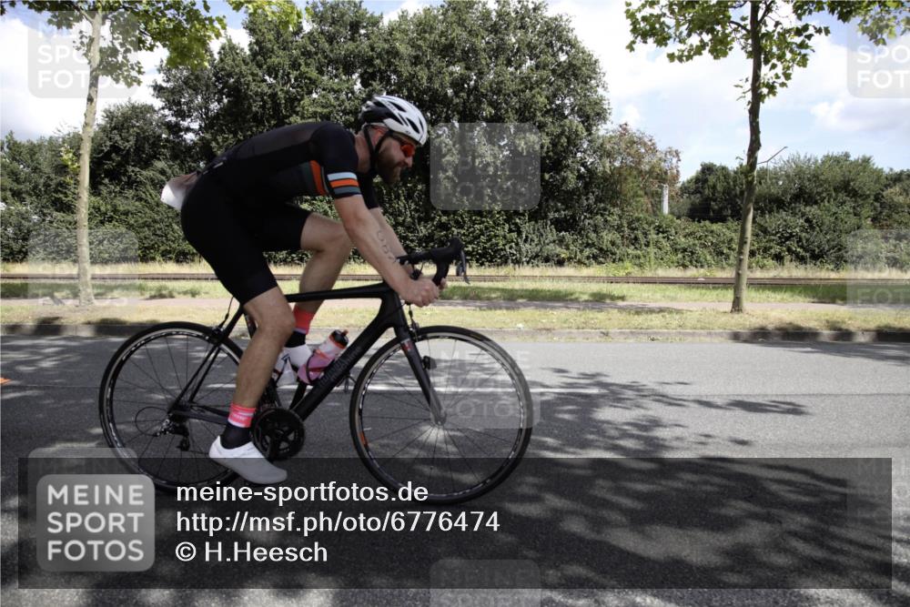 11.08.2024 - GEWOBA Citytriathlon Bremen H.Heesch http://msf.ph/oto/6776474 11.08.2024 12:08:22 Radfahren 748, 762, 803, 881, 979, 1021 meine-sportfotos.de