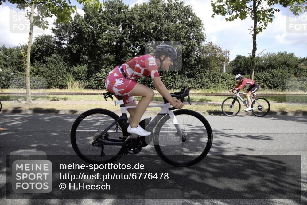 11.08.2024 - GEWOBA Citytriathlon Bremen H.Heesch http://msf.ph/oto/6776478 11.08.2024 12:08:28 Radfahren 741, 881, 963, 966, 979, 981, 1021 meine-sportfotos.de