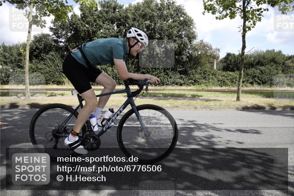 11.08.2024 - GEWOBA Citytriathlon Bremen H.Heesch http://msf.ph/oto/6776506 11.08.2024 12:08:50 Radfahren 741, 742, 796, 892, 917, 966, 1022 meine-sportfotos.de