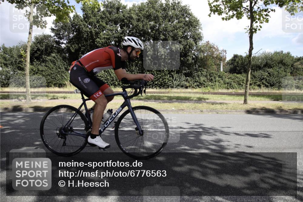 11.08.2024 - GEWOBA Citytriathlon Bremen H.Heesch http://msf.ph/oto/6776563 11.08.2024 12:10:33 Radfahren 745, 804, 878, 945, 971 meine-sportfotos.de