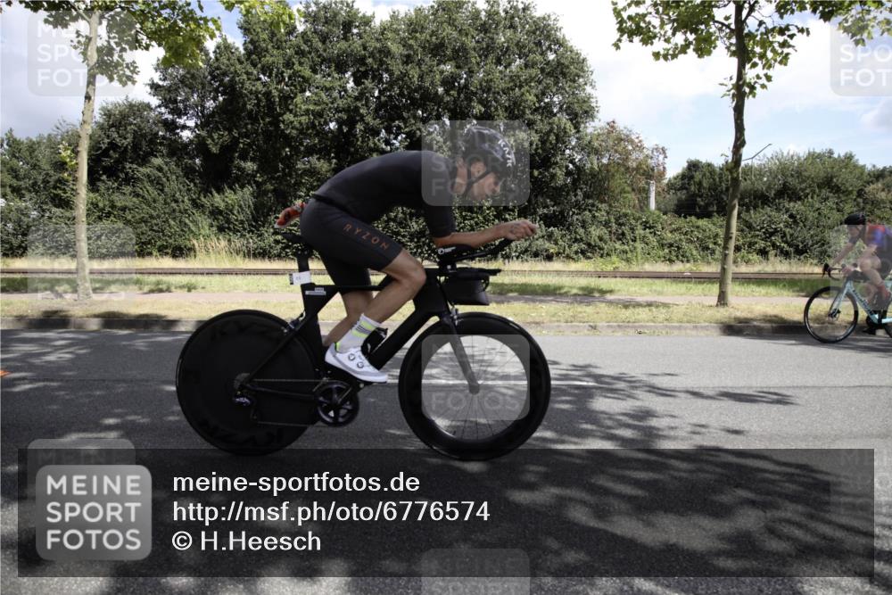 11.08.2024 - GEWOBA Citytriathlon Bremen H.Heesch http://msf.ph/oto/6776574 11.08.2024 12:10:39 Radfahren 745, 804, 878 meine-sportfotos.de