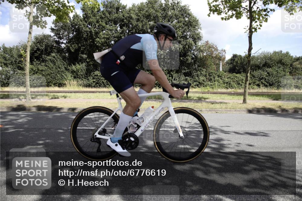 11.08.2024 - GEWOBA Citytriathlon Bremen H.Heesch http://msf.ph/oto/6776619 11.08.2024 12:12:00 Radfahren 781, 823, 1017, 1038 meine-sportfotos.de
