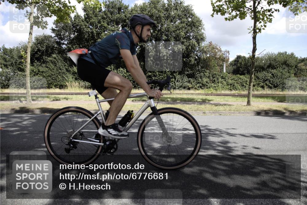 11.08.2024 - GEWOBA Citytriathlon Bremen H.Heesch http://msf.ph/oto/6776681 11.08.2024 12:13:35 Radfahren 782, 797, 820, 858, 896 meine-sportfotos.de