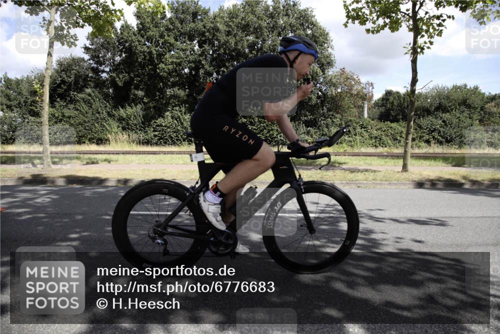 11.08.2024 - GEWOBA Citytriathlon Bremen H.Heesch http://msf.ph/oto/6776683 11.08.2024 12:13:45 Radfahren 820, 858, 940, 957 meine-sportfotos.de