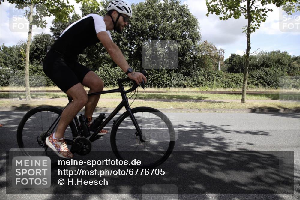 11.08.2024 - GEWOBA Citytriathlon Bremen H.Heesch http://msf.ph/oto/6776705 11.08.2024 12:14:17 Radfahren 772, 821, 825 meine-sportfotos.de