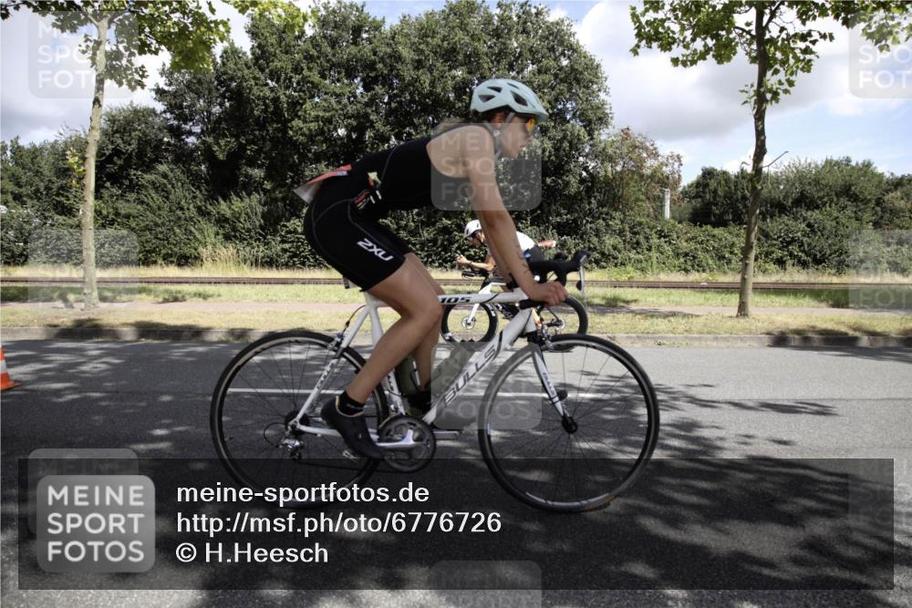 11.08.2024 - GEWOBA Citytriathlon Bremen H.Heesch http://msf.ph/oto/6776726 11.08.2024 12:15:21 Radfahren 744, 754, 897, 991 meine-sportfotos.de