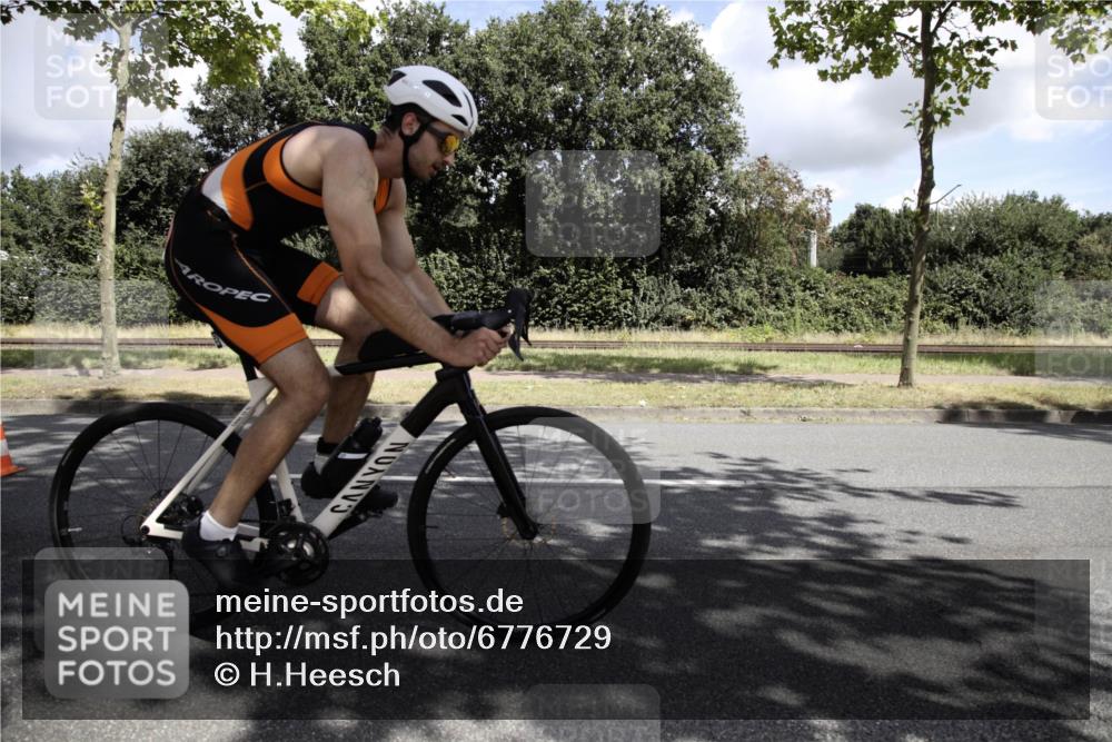 11.08.2024 - GEWOBA Citytriathlon Bremen H.Heesch http://msf.ph/oto/6776729 11.08.2024 12:15:24 Radfahren 744, 754, 897, 991 meine-sportfotos.de