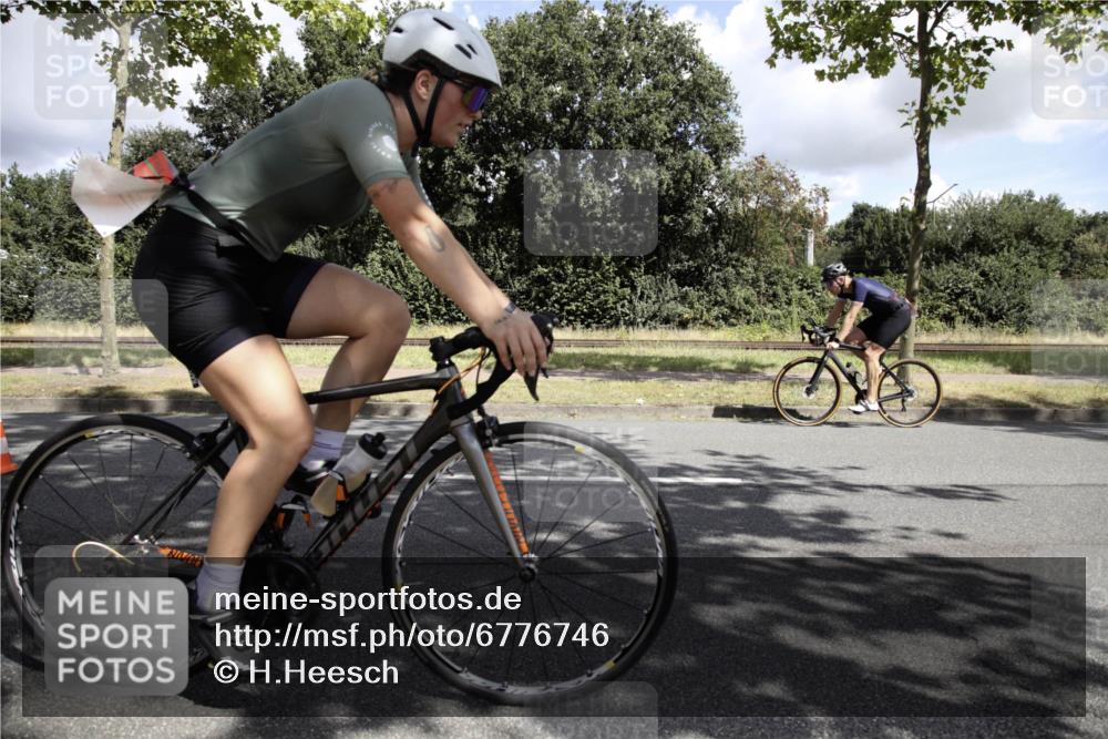 11.08.2024 - GEWOBA Citytriathlon Bremen H.Heesch http://msf.ph/oto/6776746 11.08.2024 12:15:52 Radfahren 767, 780, 786, 790, 791, 985, 989, 1020, 1036 meine-sportfotos.de