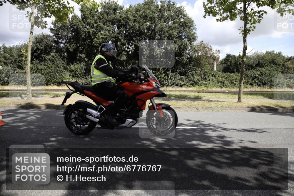 11.08.2024 - GEWOBA Citytriathlon Bremen H.Heesch http://msf.ph/oto/6776767 11.08.2024 12:16:00 Radfahren 767, 780, 786, 790, 791, 800, 989, 1020, 1036 meine-sportfotos.de