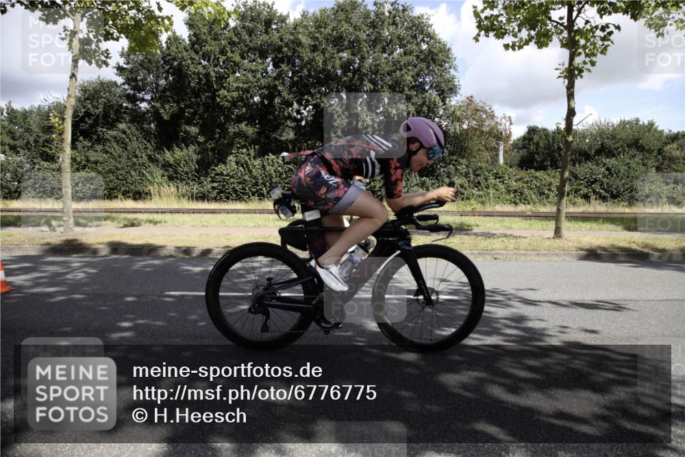 11.08.2024 - GEWOBA Citytriathlon Bremen H.Heesch http://msf.ph/oto/6776775 11.08.2024 12:16:23 Radfahren 758, 771, 834, 965, 1000 meine-sportfotos.de