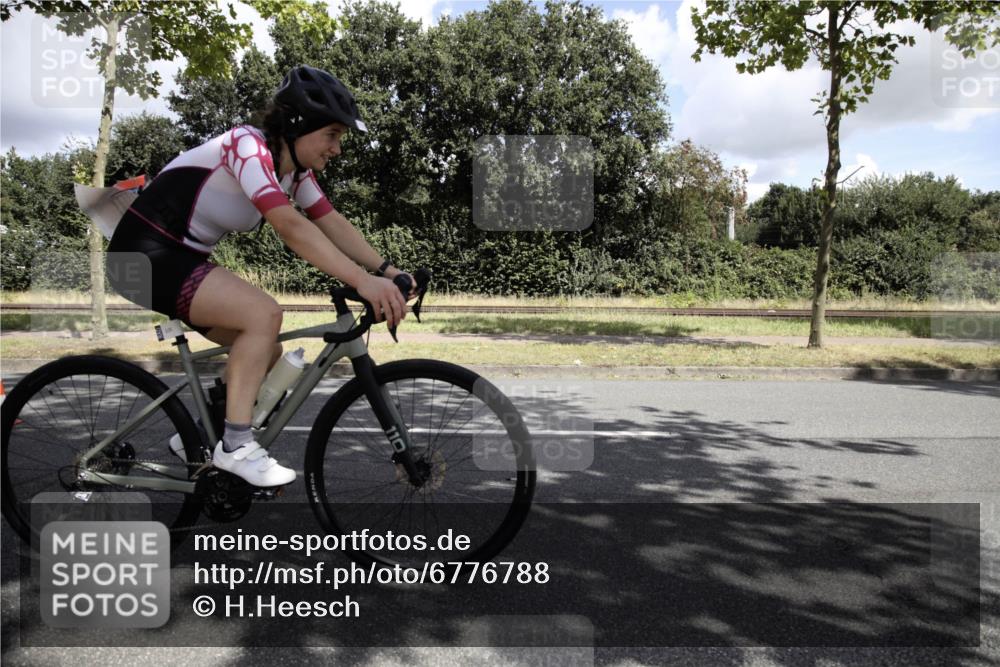 11.08.2024 - GEWOBA Citytriathlon Bremen H.Heesch http://msf.ph/oto/6776788 11.08.2024 12:16:30 Radfahren 758, 771, 834, 846, 965, 967, 1000, 1039 meine-sportfotos.de