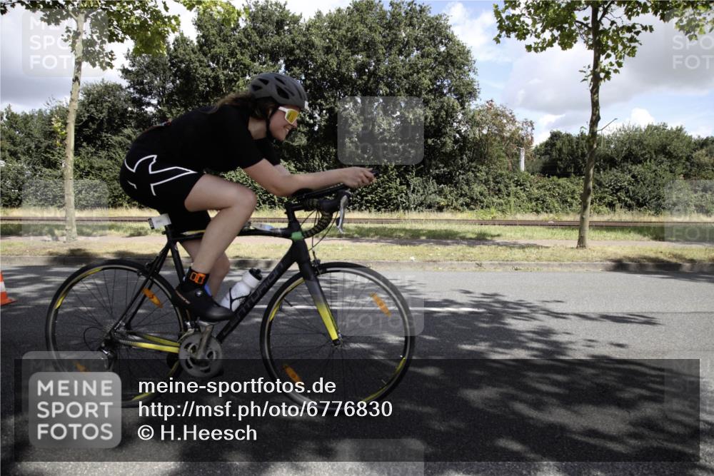 11.08.2024 - GEWOBA Citytriathlon Bremen H.Heesch http://msf.ph/oto/6776830 11.08.2024 12:17:30 Radfahren 819, 859, 874, 930, 990 meine-sportfotos.de