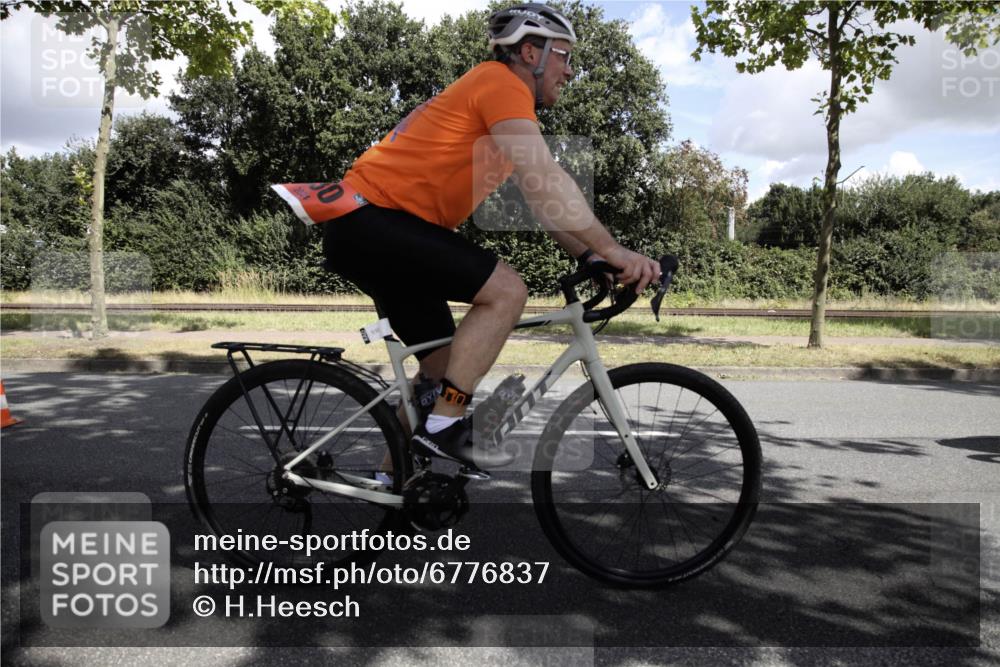 11.08.2024 - GEWOBA Citytriathlon Bremen H.Heesch http://msf.ph/oto/6776837 11.08.2024 12:17:41 Radfahren 756, 819, 874, 930, 1002 meine-sportfotos.de