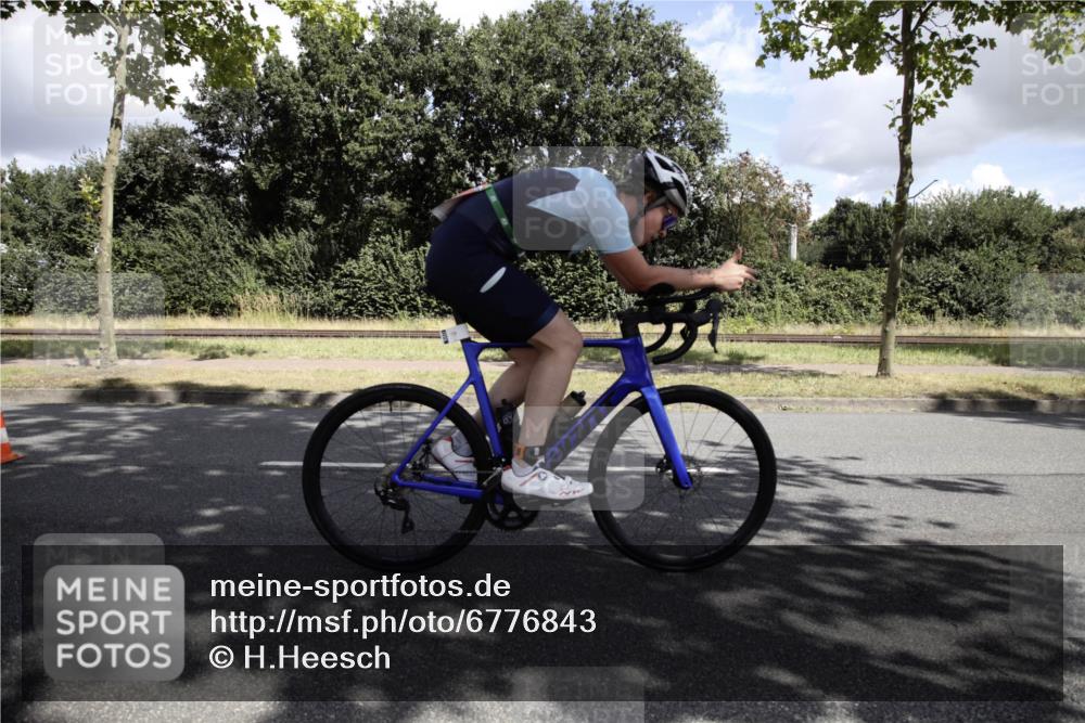 11.08.2024 - GEWOBA Citytriathlon Bremen H.Heesch http://msf.ph/oto/6776843 11.08.2024 12:17:54 Radfahren 756, 827, 868, 871, 933, 1002 meine-sportfotos.de