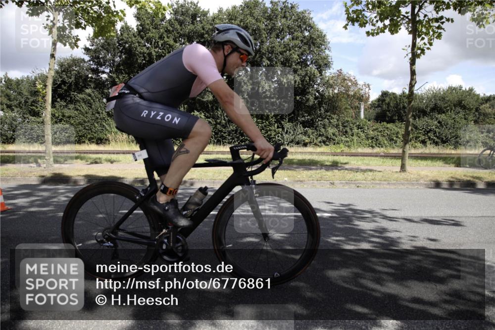 11.08.2024 - GEWOBA Citytriathlon Bremen H.Heesch http://msf.ph/oto/6776861 11.08.2024 12:18:07 Radfahren 827, 868, 871, 914, 933 meine-sportfotos.de