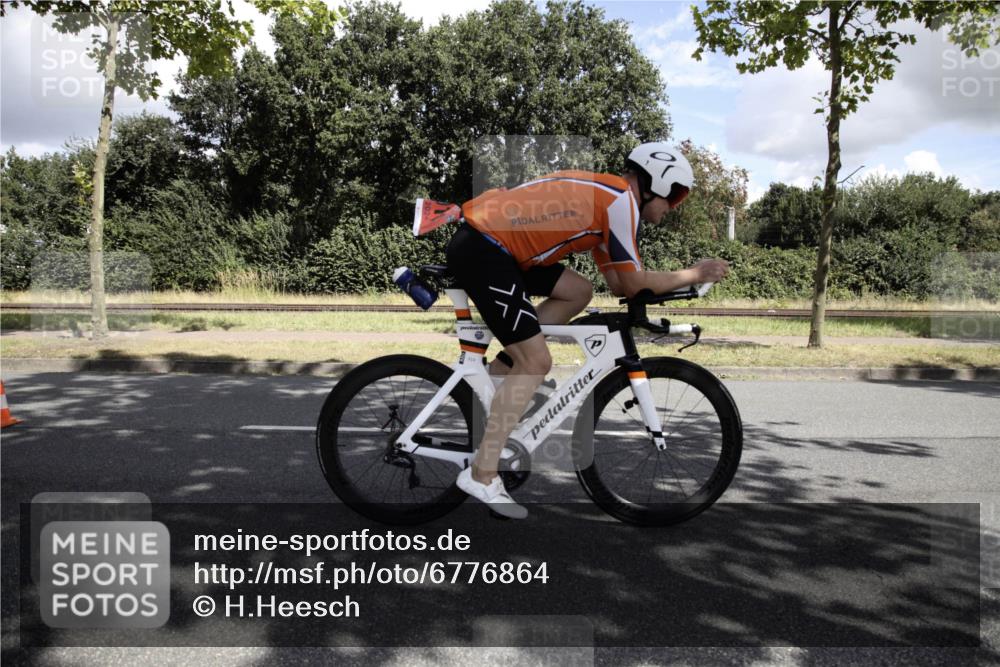 11.08.2024 - GEWOBA Citytriathlon Bremen H.Heesch http://msf.ph/oto/6776864 11.08.2024 12:18:12 Radfahren 827, 868, 914, 933 meine-sportfotos.de