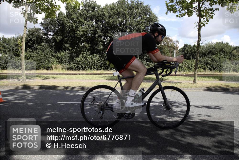 11.08.2024 - GEWOBA Citytriathlon Bremen H.Heesch http://msf.ph/oto/6776871 11.08.2024 12:18:53 Radfahren 852, 862 meine-sportfotos.de