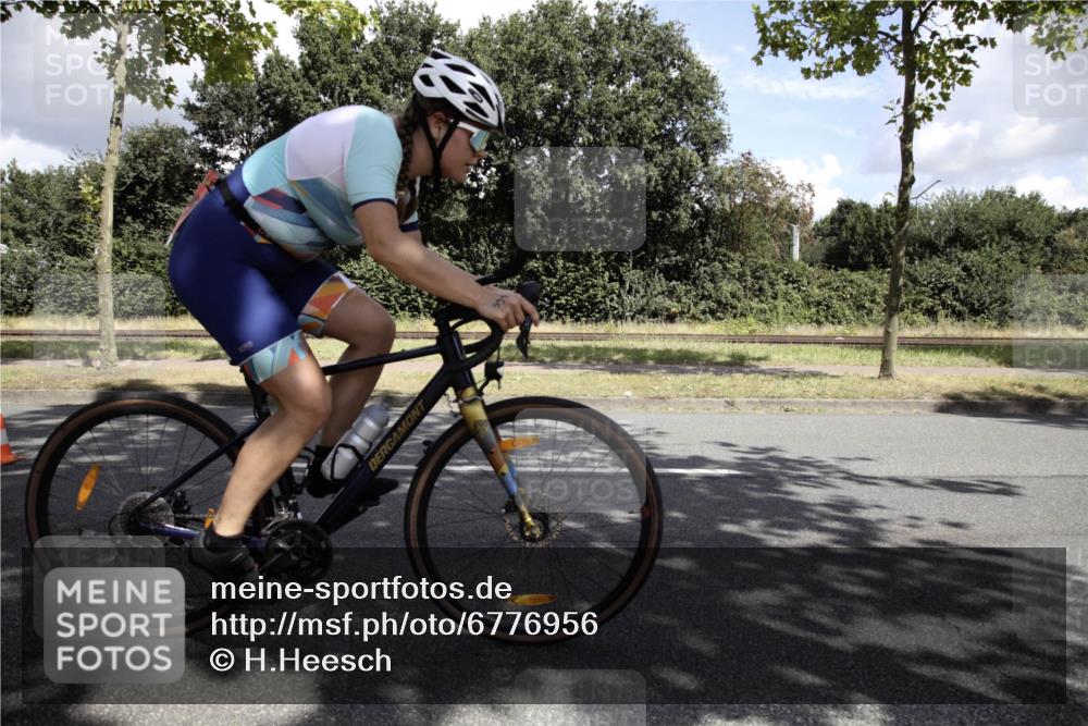 11.08.2024 - GEWOBA Citytriathlon Bremen H.Heesch http://msf.ph/oto/6776956 11.08.2024 12:20:26 Radfahren 759, 836, 890, 903, 927, 995, 1029 meine-sportfotos.de
