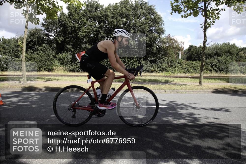 11.08.2024 - GEWOBA Citytriathlon Bremen H.Heesch http://msf.ph/oto/6776959 11.08.2024 12:20:32 Radfahren 759, 826, 843, 853, 890, 927, 995, 1029 meine-sportfotos.de