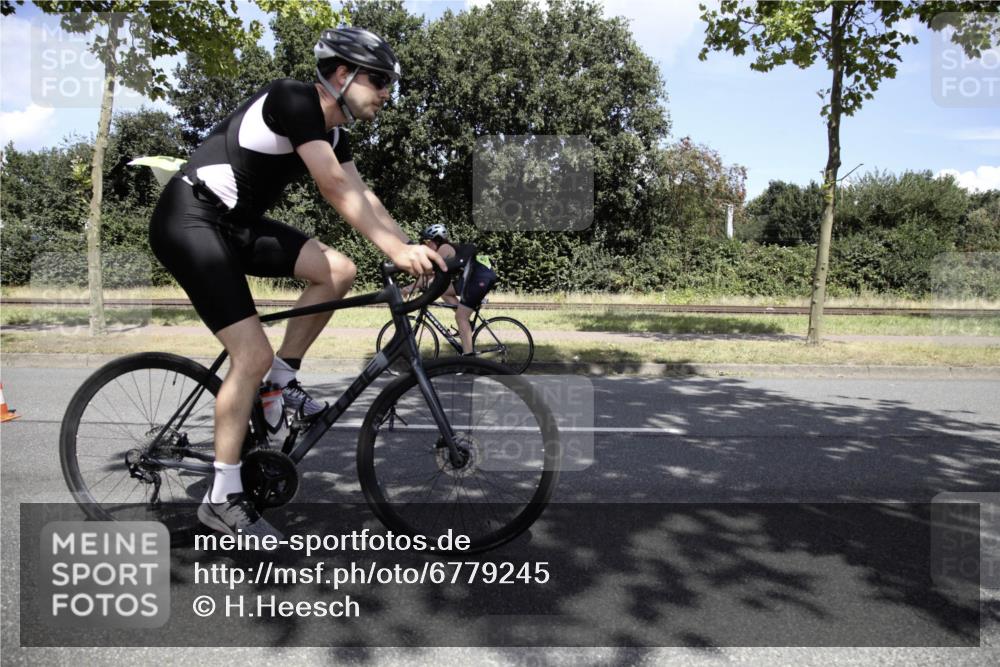 11.08.2024 - GEWOBA Citytriathlon Bremen H.Heesch http://msf.ph/oto/6779245 11.08.2024 13:19:08 Radfahren 357, 406, 416, 418, 493, 552, 560, 573, 591, 604, 605, 654, 655, 688 meine-sportfotos.de