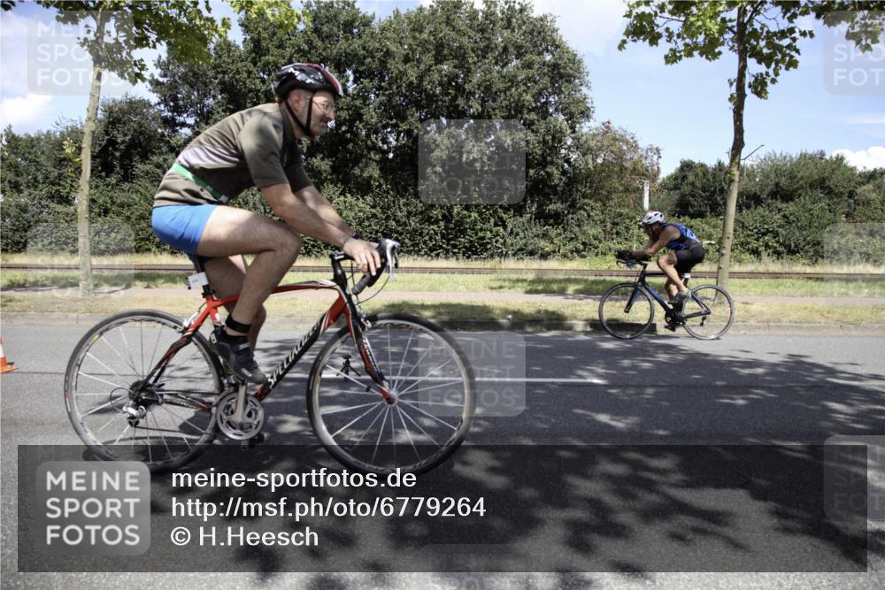 11.08.2024 - GEWOBA Citytriathlon Bremen H.Heesch http://msf.ph/oto/6779264 11.08.2024 13:19:17 Radfahren 406, 416, 418, 500, 520, 552, 560, 573, 587, 605, 654, 667, xxx, 680 meine-sportfotos.de