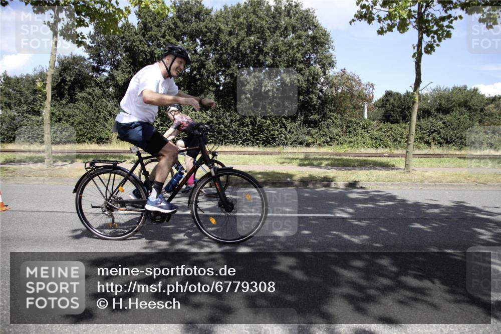 11.08.2024 - GEWOBA Citytriathlon Bremen H.Heesch http://msf.ph/oto/6779308 11.08.2024 13:19:29 Radfahren 500, 520, 552, 560, 573, 587, 605, 667, xxx, 680, 700, 713 meine-sportfotos.de